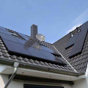 Dach mit Solarpanelen, nachhaltige Energie, Strom vom Dach, umweltfreundliche Energiequelle.